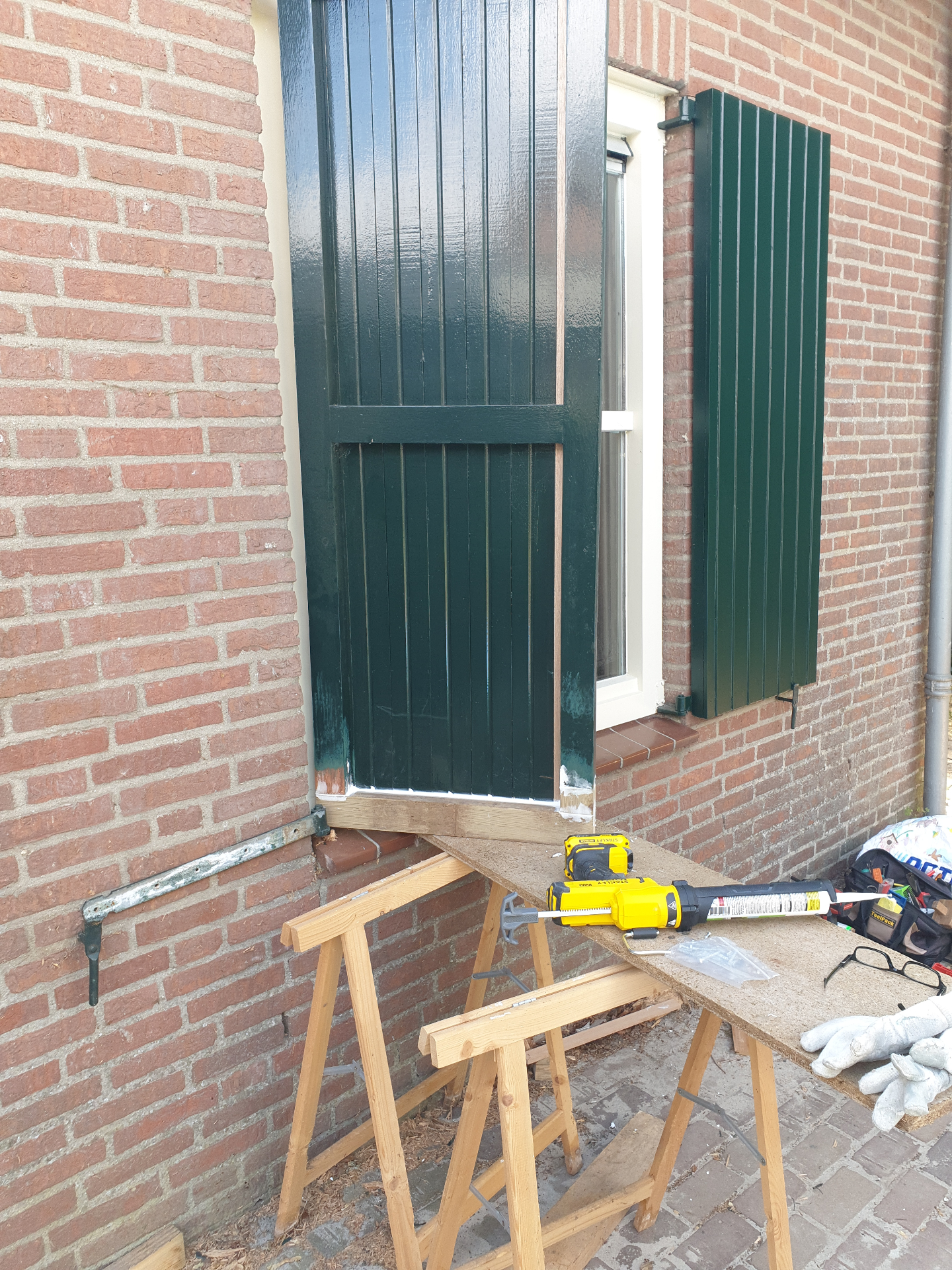 Raamluik na herstel — teruggeplaatst en geschilderd