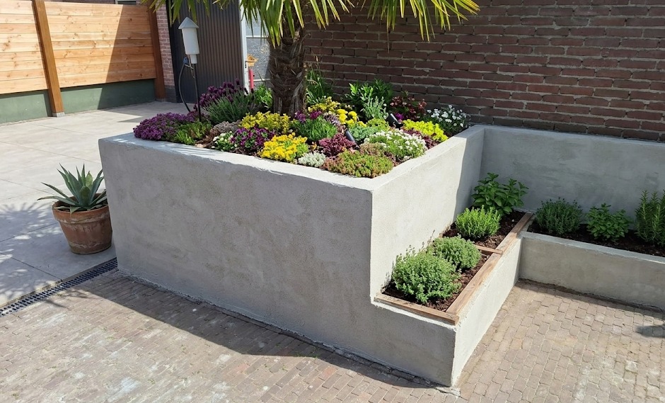 Handgemaakte plantenbak op maat — metselwerk met sierpleister