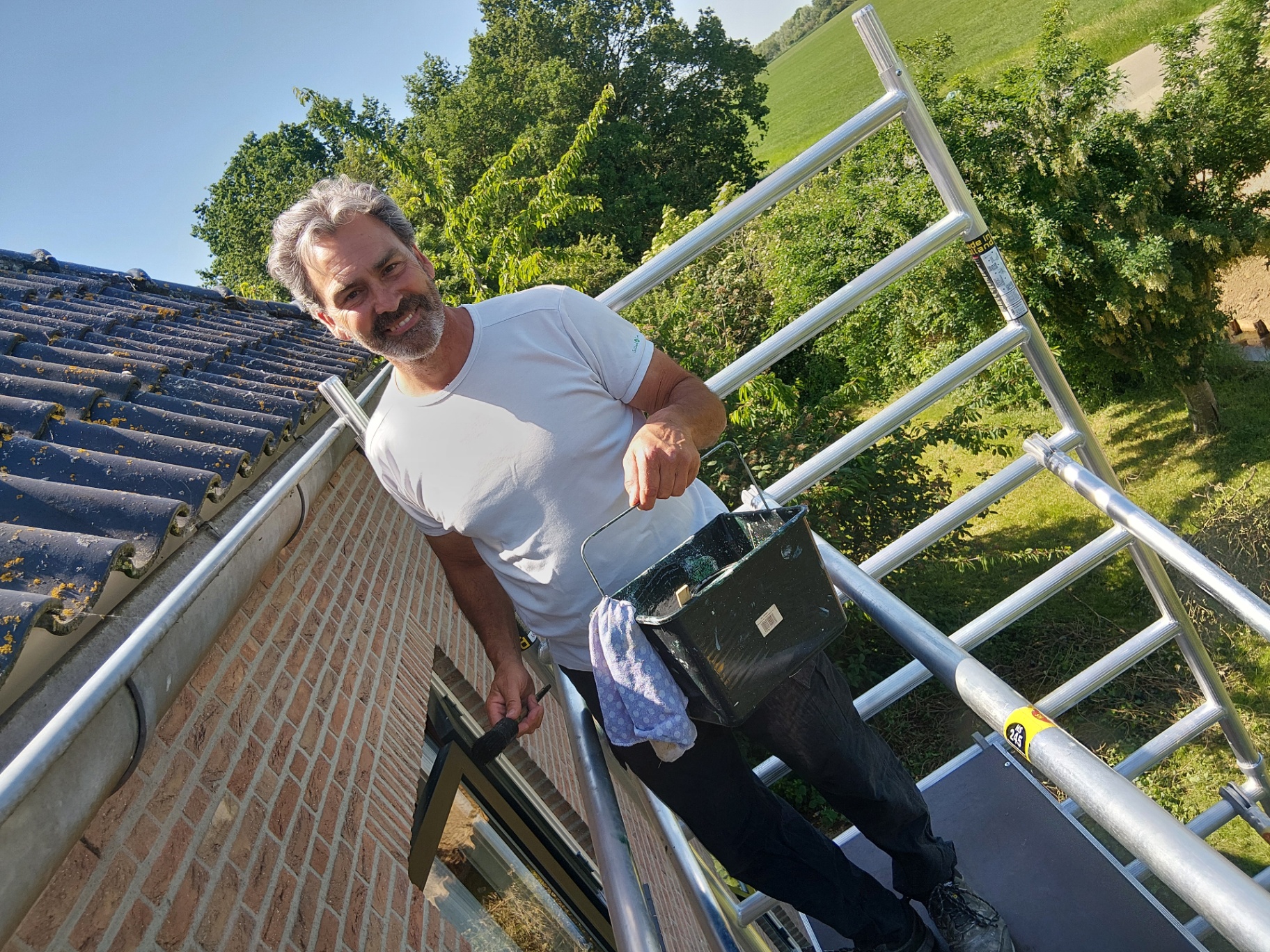 Schilder aan het werk op steiger