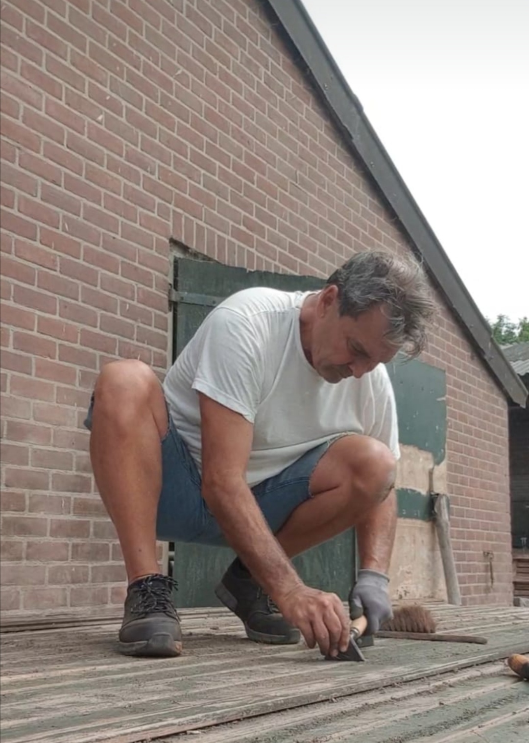 Vakman aan het werk met troffel