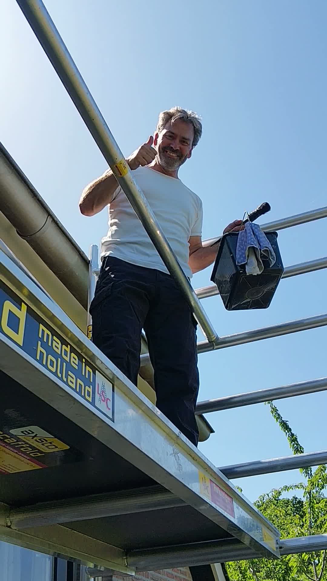 Made in Holland — vakman met duim omhoog op steiger